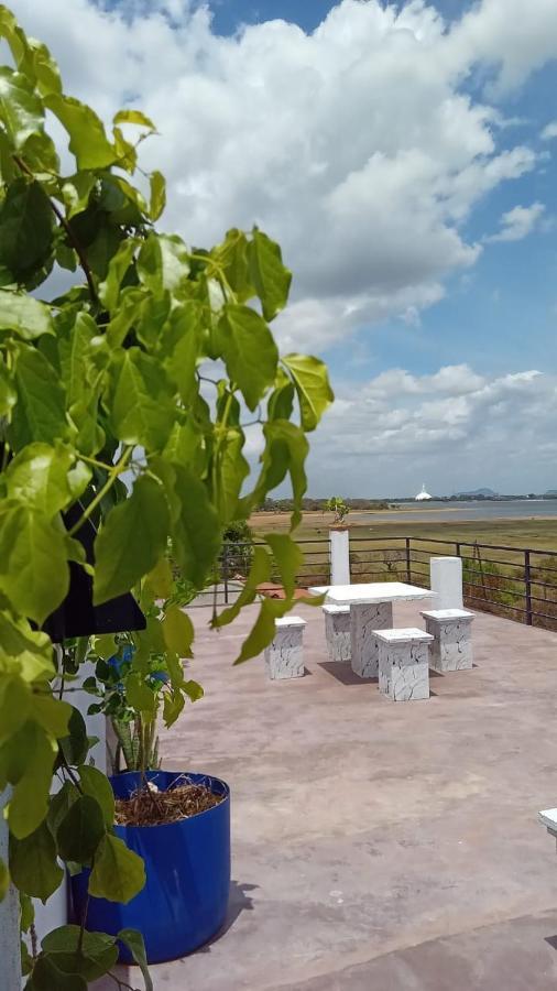 Lake Edge Resort Anuradhapura Kültér fotó