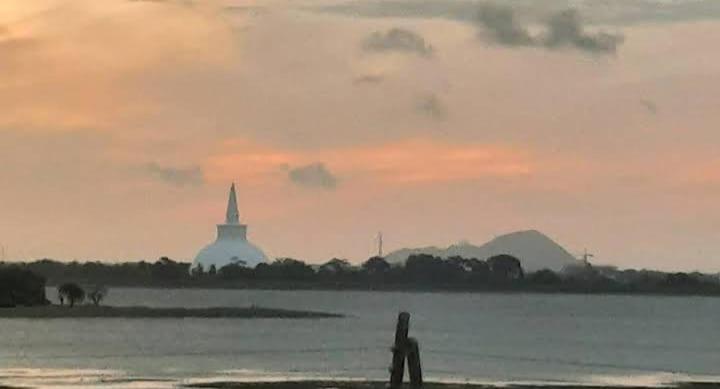 Lake Edge Resort Anuradhapura Kültér fotó