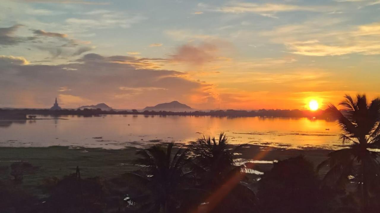 Lake Edge Resort Anuradhapura Kültér fotó